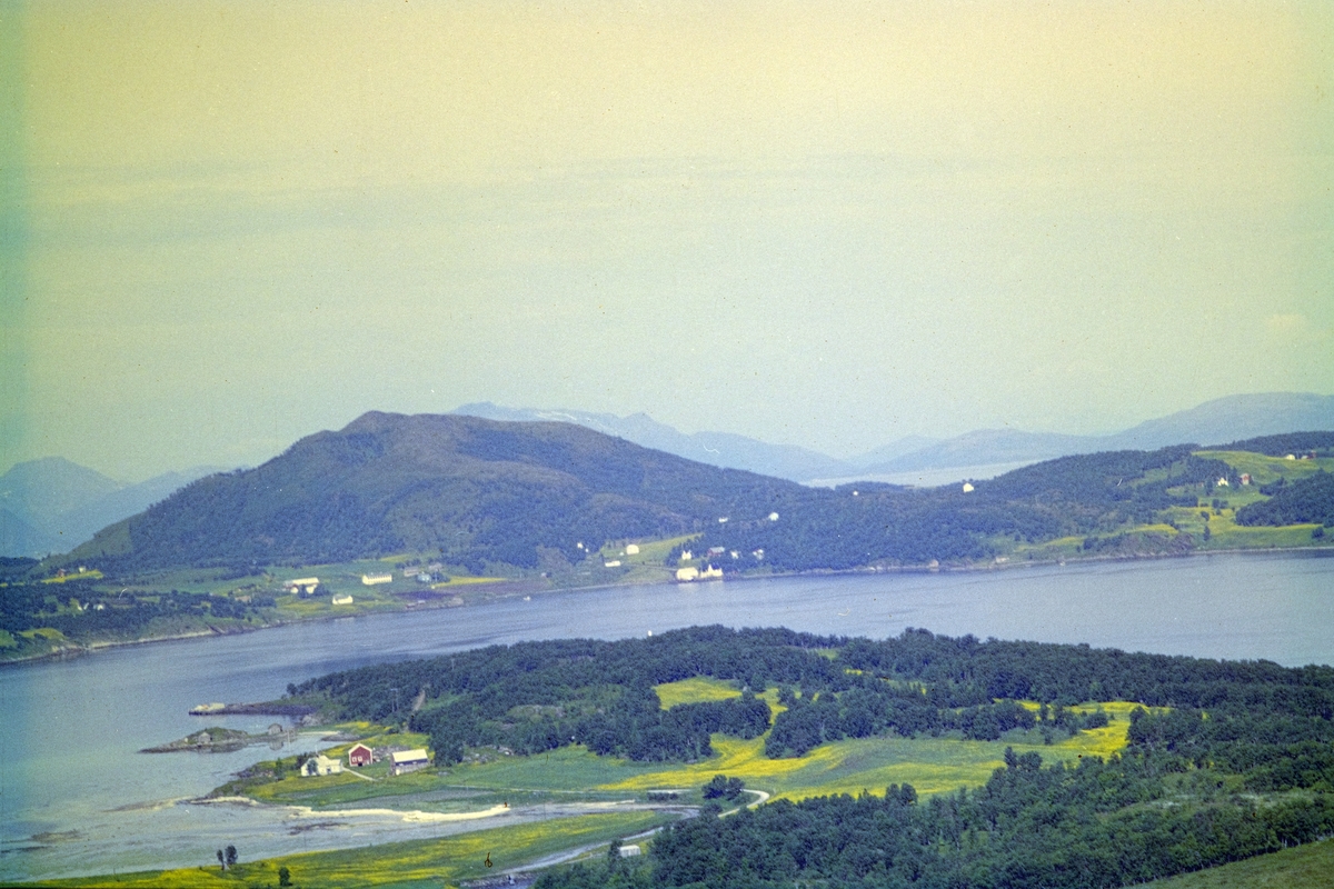 Flyfoto fra Grytøy, med Sandsøy i bakgrunnen.