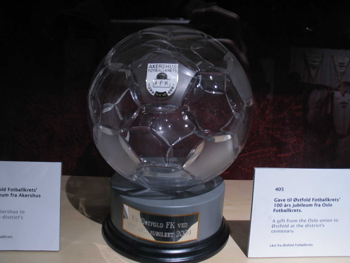 Fotball (TV-ball) i full størrelse. Gave fra Akershus Fotballkrets til Østfold Fotballkrets 100 år 2004.