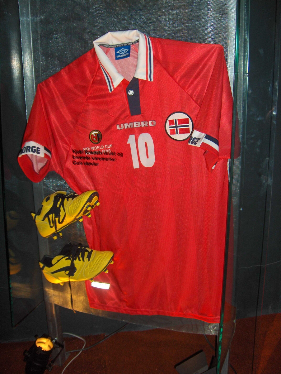 Kjetil Rekdals trøye, sannsynligvis den han brukte under VM-kampen mot Brasil i Marseilles 23. juni 1998.