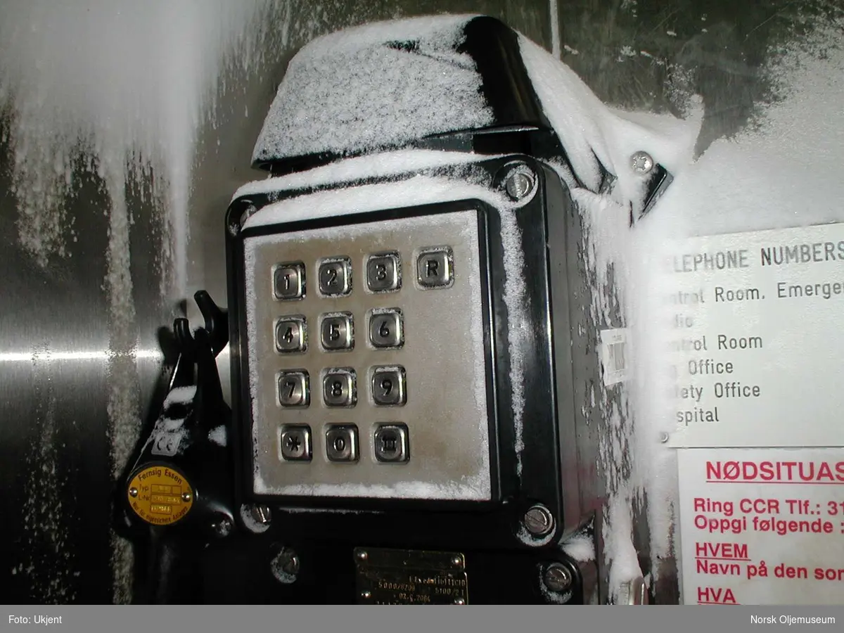 Vinter på Frigg.  Snødrev på telefonen i heisen på TP1.