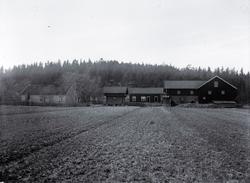 Oversiktsbilde, gård på Glemmen. Sverre Sørensen. Sett fra n