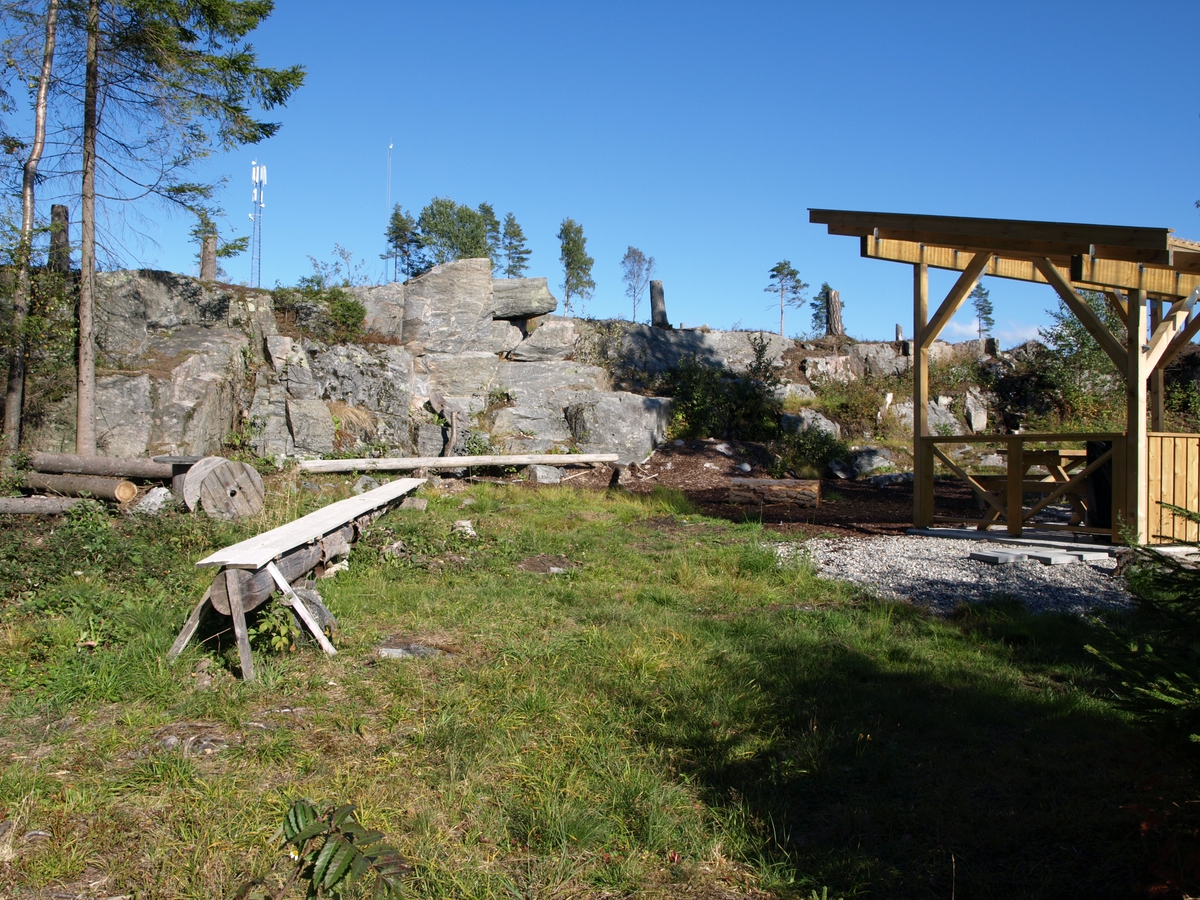 Ved kubbene ved berget er det laget en bålplass. Foto: Bodil Andersson, Østfoldmuseene/Halden historiske Samlinger.