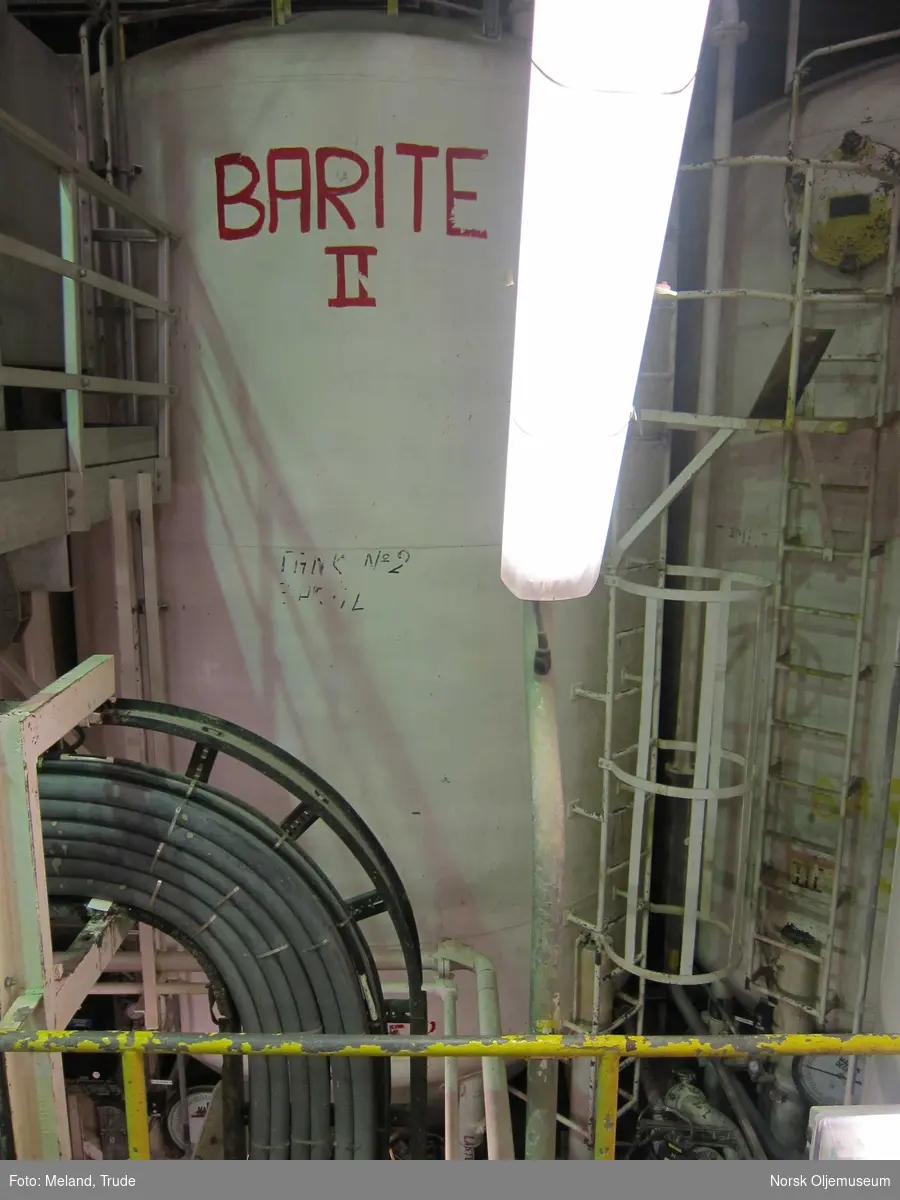 Barytt-tank på Statfjord A.  Barytt (engelsk: Barite) er et mineral som blandes i borevesker.