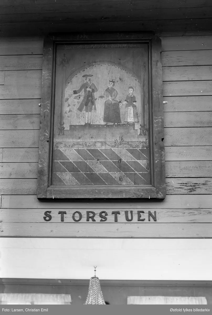 Østfoldutstillingen i Sarpbsborg 1930. Høysetetavle, samt skilt for Storstuen. Antakelig til  interiør  fra Borgarsyssel Museums kulturhistoirske utstilling.