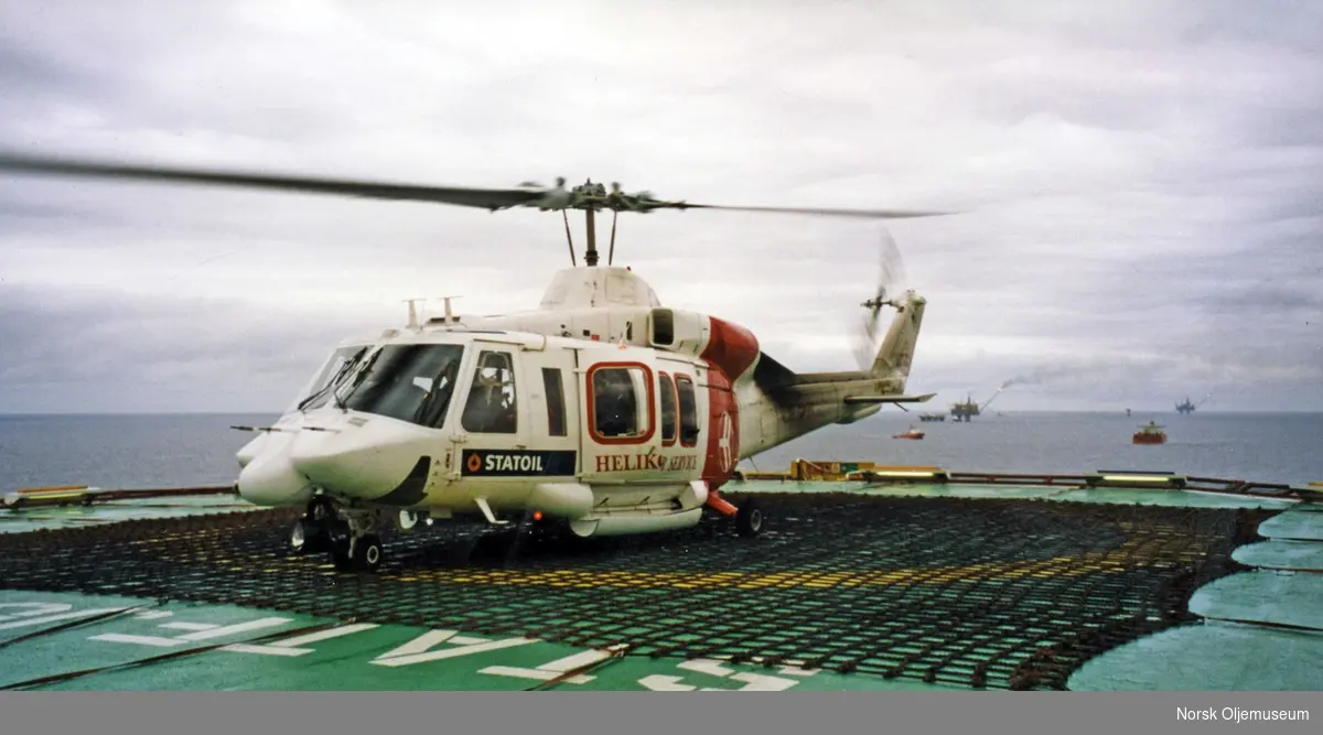 Fotografering på helikopterdekket til Statfjord B. I bakgrunnen ser vi Statfjord A og C.  Helikpteret er av typen Bell 214ST.