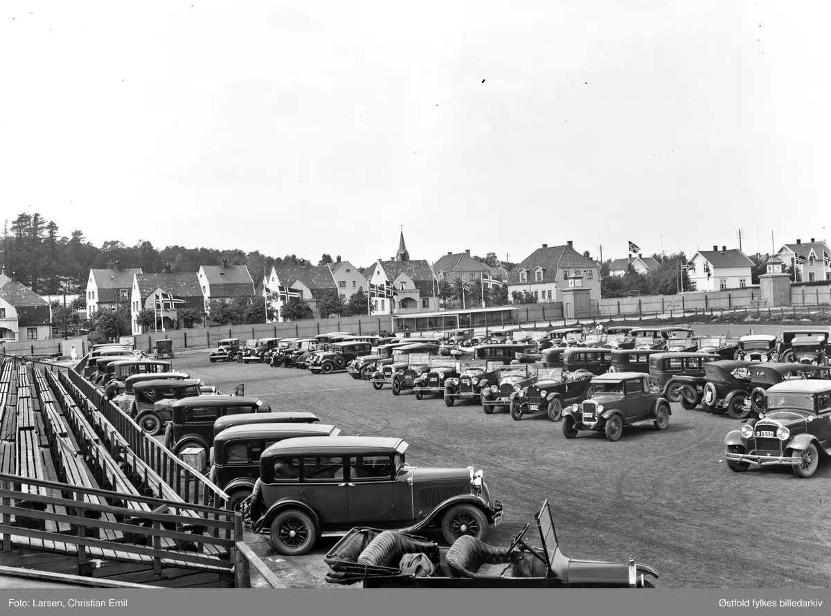 utstilling, Østfoldutstillingen, bilparkering, gateparti, hus,Østfoldutstillingen i Sarpbsborg 1930.
Østfold fylkesutstilling i samarbeid med Sarpsborg kommune og Østfold landbruksselskap (100 år) og de andre Østfoldbyene. 
I alt ti avdelinger for skogbruk, landbruk, industri, husflid, osv. Også kulturhistorisk utstilling på Borgarsyssel Museum.

Nærmeste rad, nærmeste bil: Ford T 1925. Neste rad, nærmest: Hudson 1929 A-534 eier Christiania Tømmerdirektion iflg Bilboken 1930, Chevrolet cabriolet 1927, to ukjente, Ford A 1930, en ukjent, mulig Buick 1924-26, Ford A 1928-29. (Ivar Stav 2016)