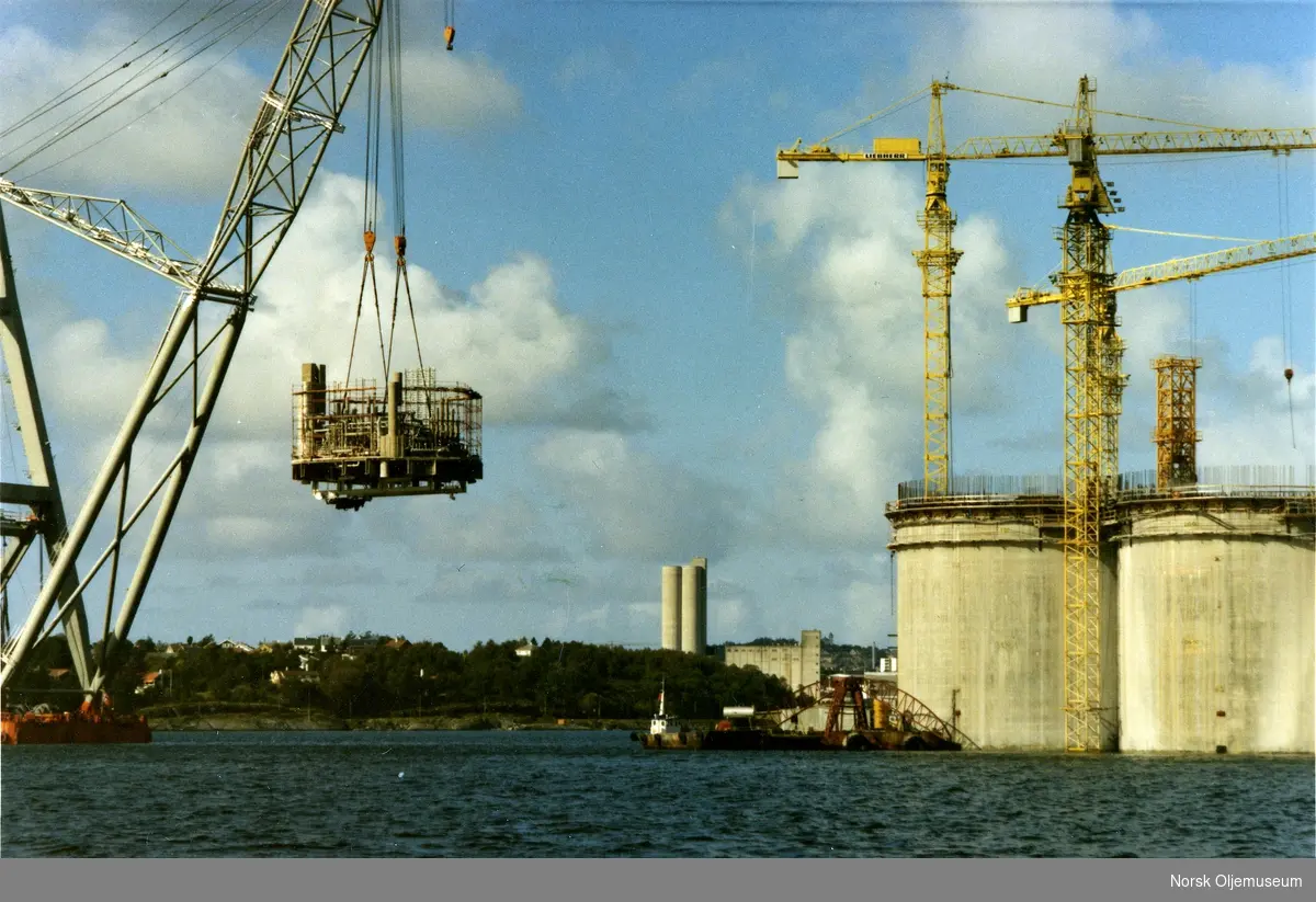 Innløfting av utstyr i et av betongskaftene til Statfjord B, mens  understellet fortsatt er under bygging i Gandsfjorden ved Stavanger..