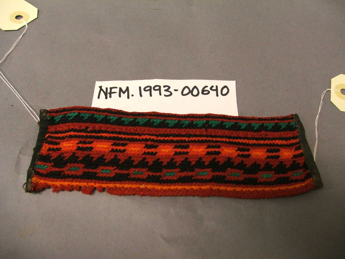 Langsgåande strekar og geometriske bordar; Rad med "luftmasker", kjettingbordar og trekantliknande motiv. 