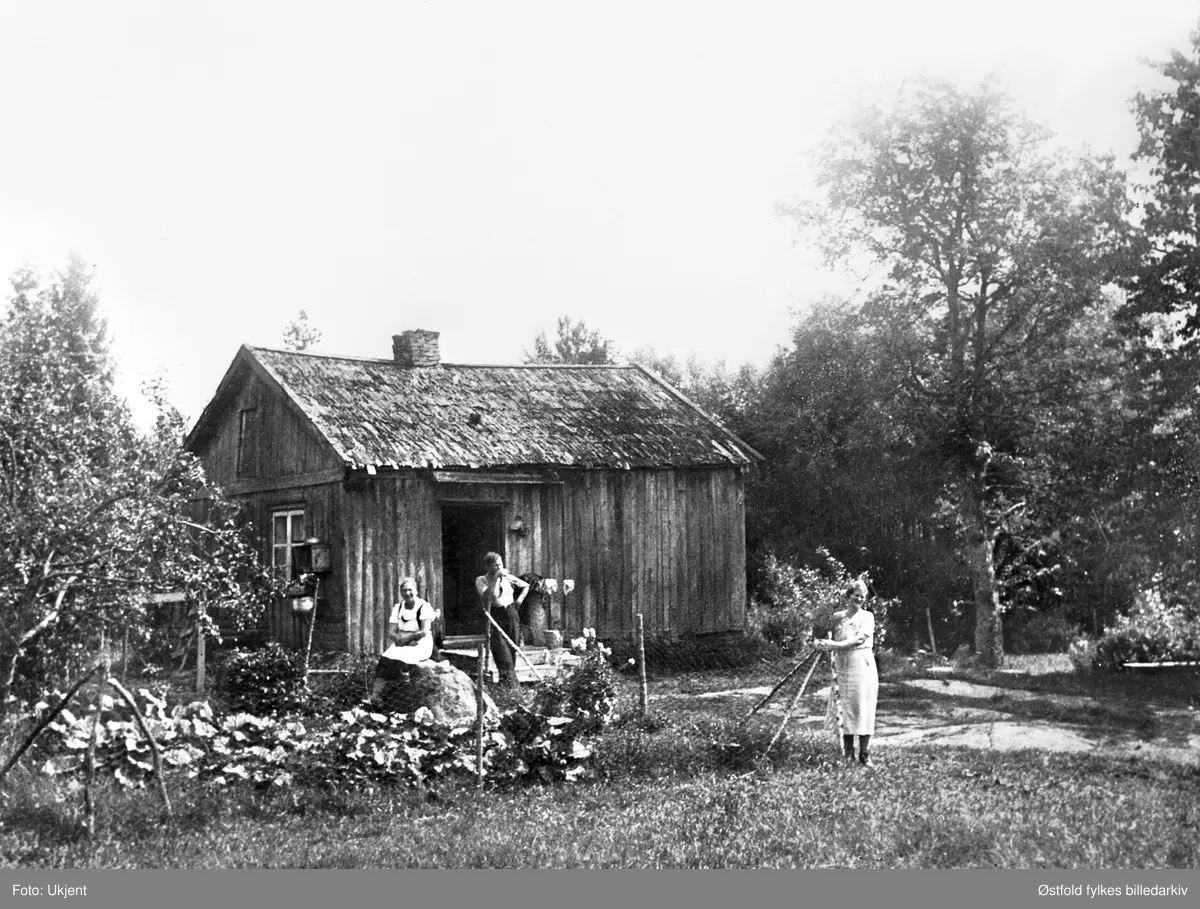 Søndagsstillhet en sommer ca. 1933-35 på husmannsplassen Krokås. .  
Fra venstre:
Margit Svendsen fra Askim, g. med Magnus Svendsen fra Nesa gård.
Birger Hansen, (evangelist fra Trøndelag), 
Lovise Hansen f. Kvisler 
(pst damene muligens i feil rekkefølge i forh. til foto)