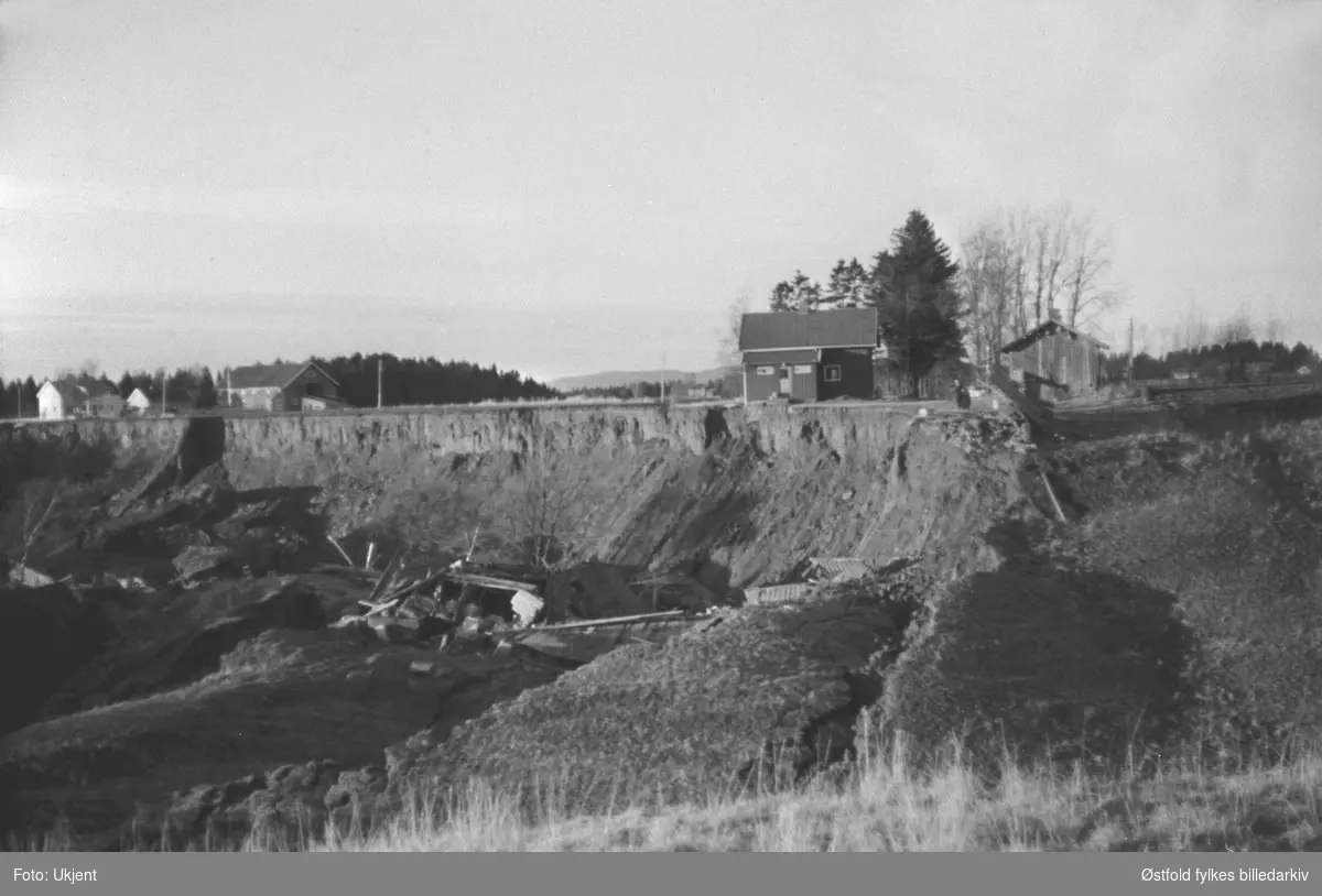 Raset i Båstad 5.desember 1974. Til høyre Lunder, gården til Toril og Øyvind Edvardsen. Til v.: Vestby 157/5, eiere Merete og Kristian Sloreby. Begge gårdene ble rammet.