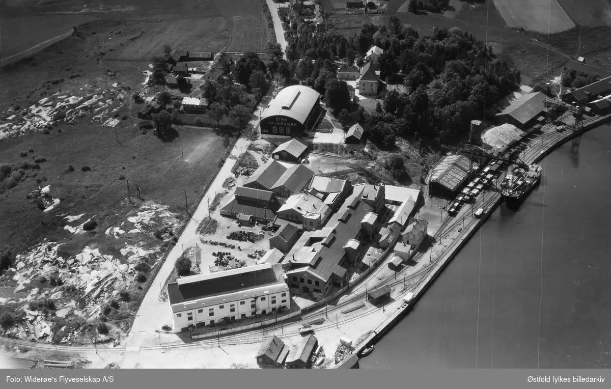 Zinkvalseverket på Sundløkka, nordre Borge, flyfoto ca. 1945-50..