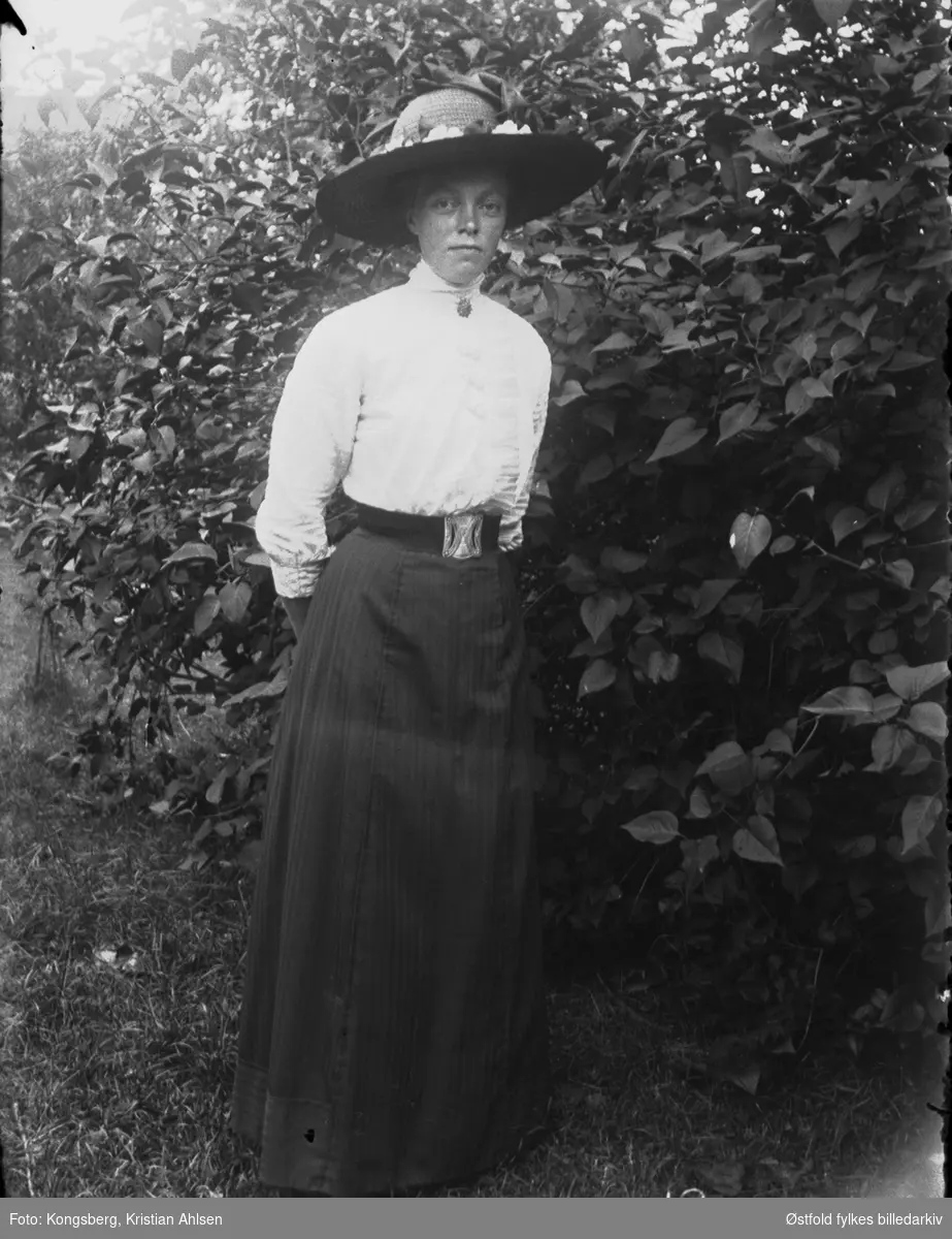 Fotograf Ragna Kongsberg med ny fin hatt 1912. hennes far ville gjerne fotografere sin eneste datter hver gang hun fylte år. Hhun var datter av Kristian og Anne Helene Arnesen Kongsberg, ugift.