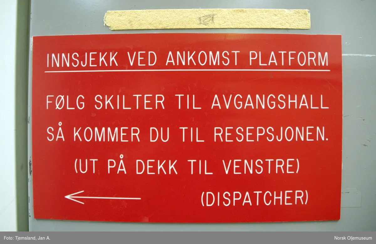 Klar skilting på Statfjord A.Skiltet sier litt om veien til resepsjonen hvor innsjekking for nyankomne til plattformen finner sted.