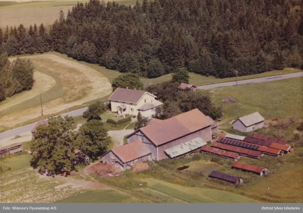 Skråfoto av gården Bøhler i Mysen, Eidsberg 3. juli 1964.
Det var minkfarm på gården med mer enn 200 mink.