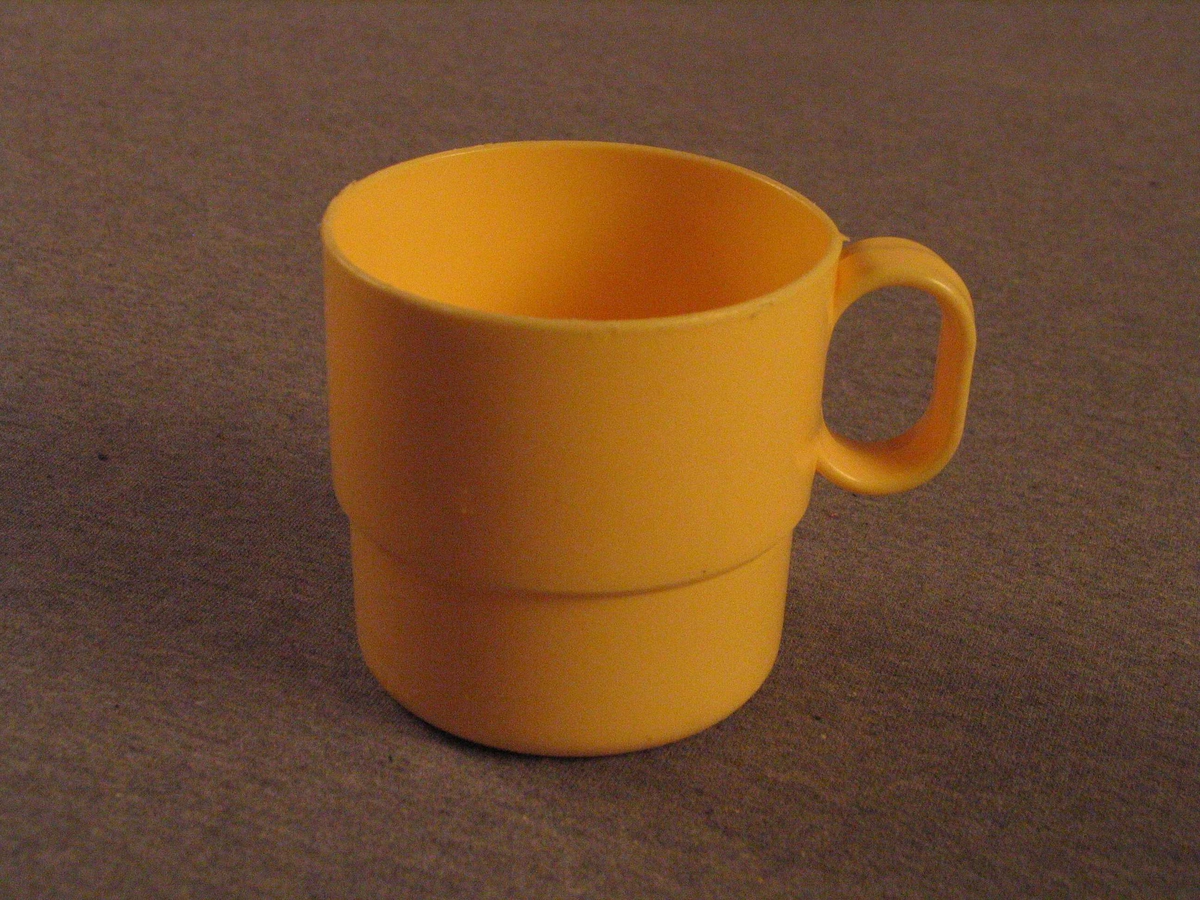 Rett kopp med utkraging 3,2 cm opp frå botnen. Elipseforma hank.