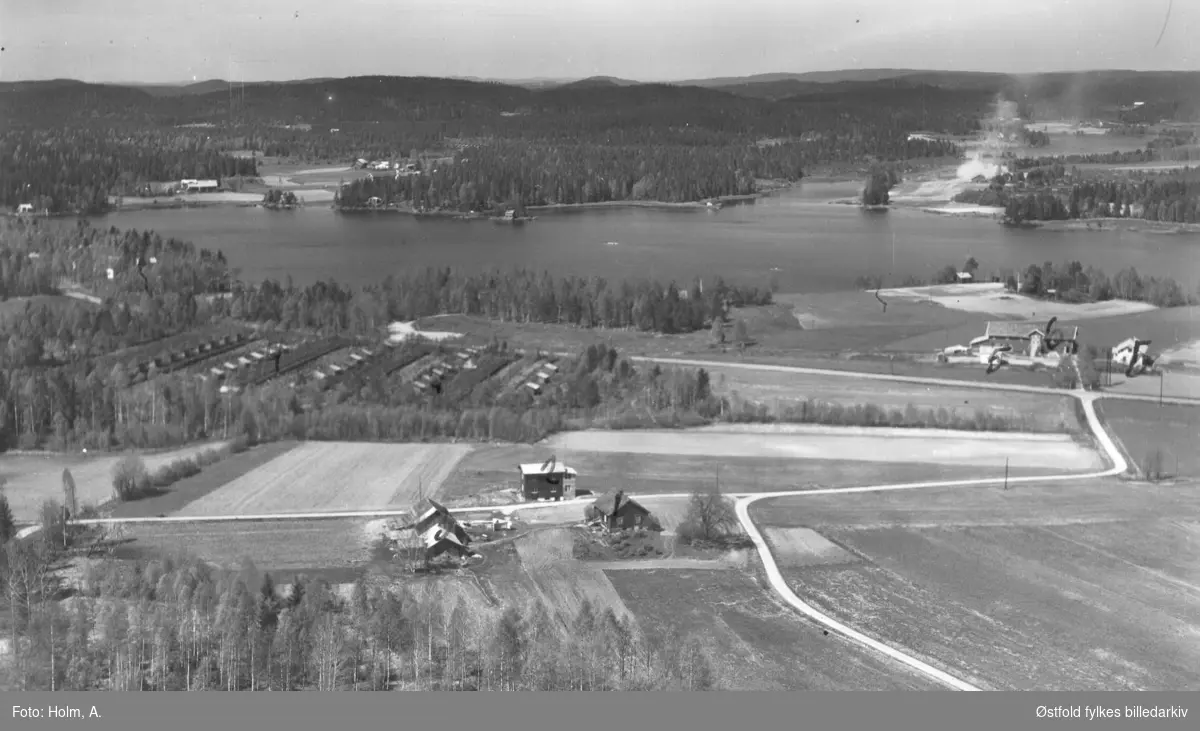 Gården Bjerke søndre i Eidsberg, flyfoto fra 27. mai 1957.
Tidligere eier Sigvart Bjerke, Lundeby, Hærland.
Mangler gårds og bruksnummer.