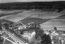 Gården Eidsberg  i Eidsberg, flyfoto fra 27. mai 1957.