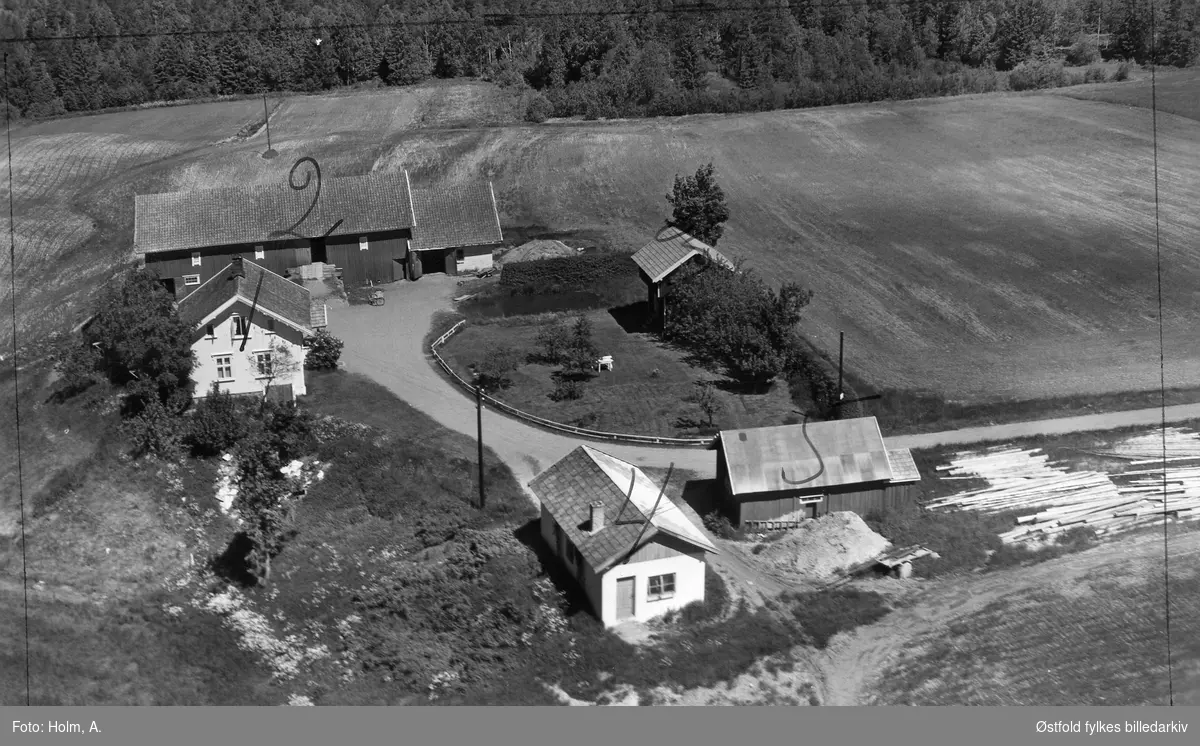 Oversiktsbilde av gården Geiterud i Eidsberg. Eiendommen har bruksnavn Geiterud vestre og adresse Gjeterudveien 35, Mysen.