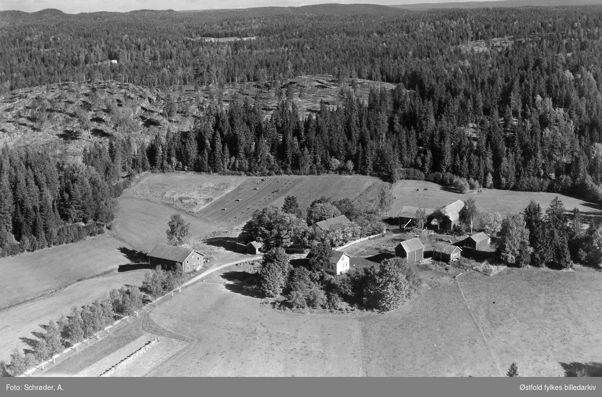 Flyfoto fra Krogstad gård i  Eidsberg, flyfoto 26. september 1957.