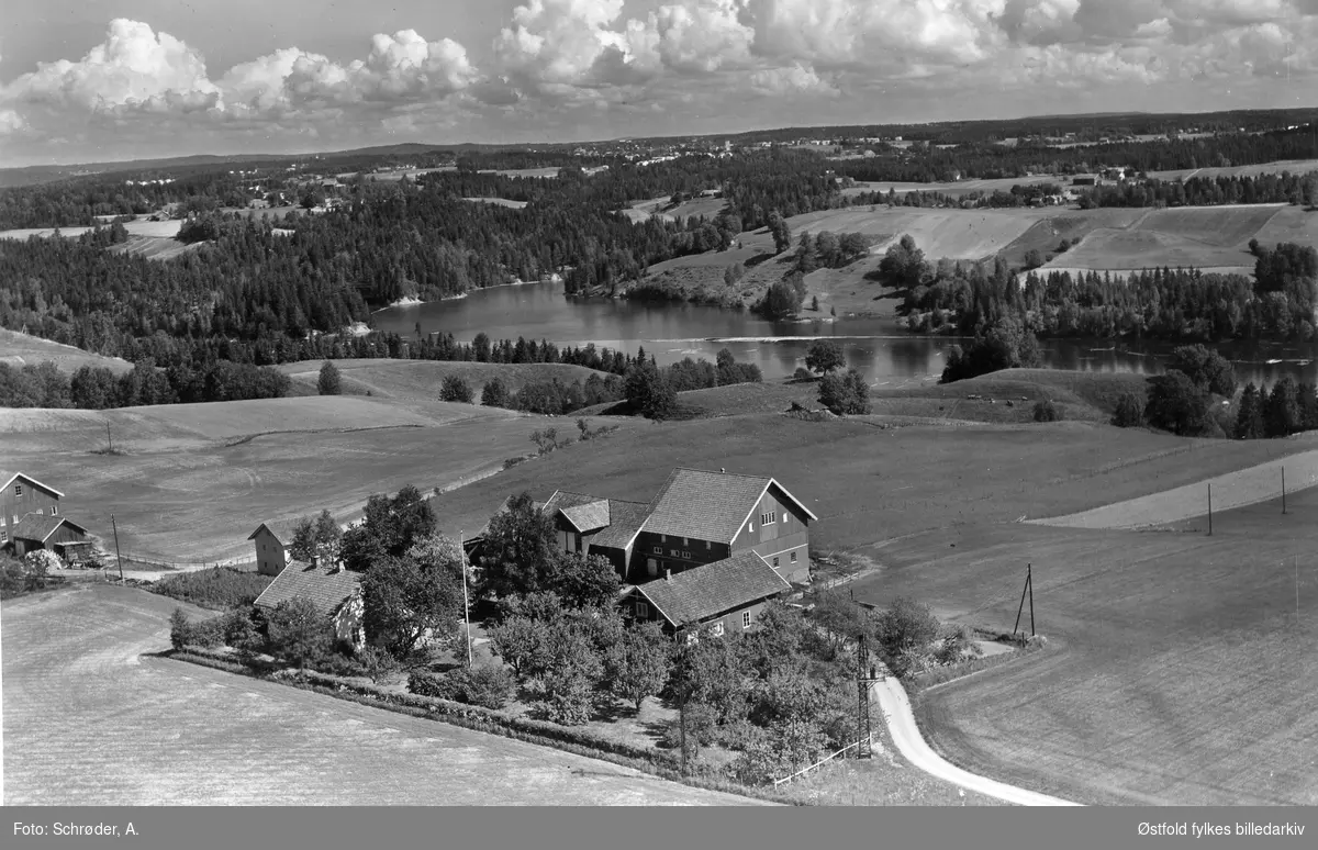 Svae gård  i Skiptvet, flyfoto 11. juni  1959.