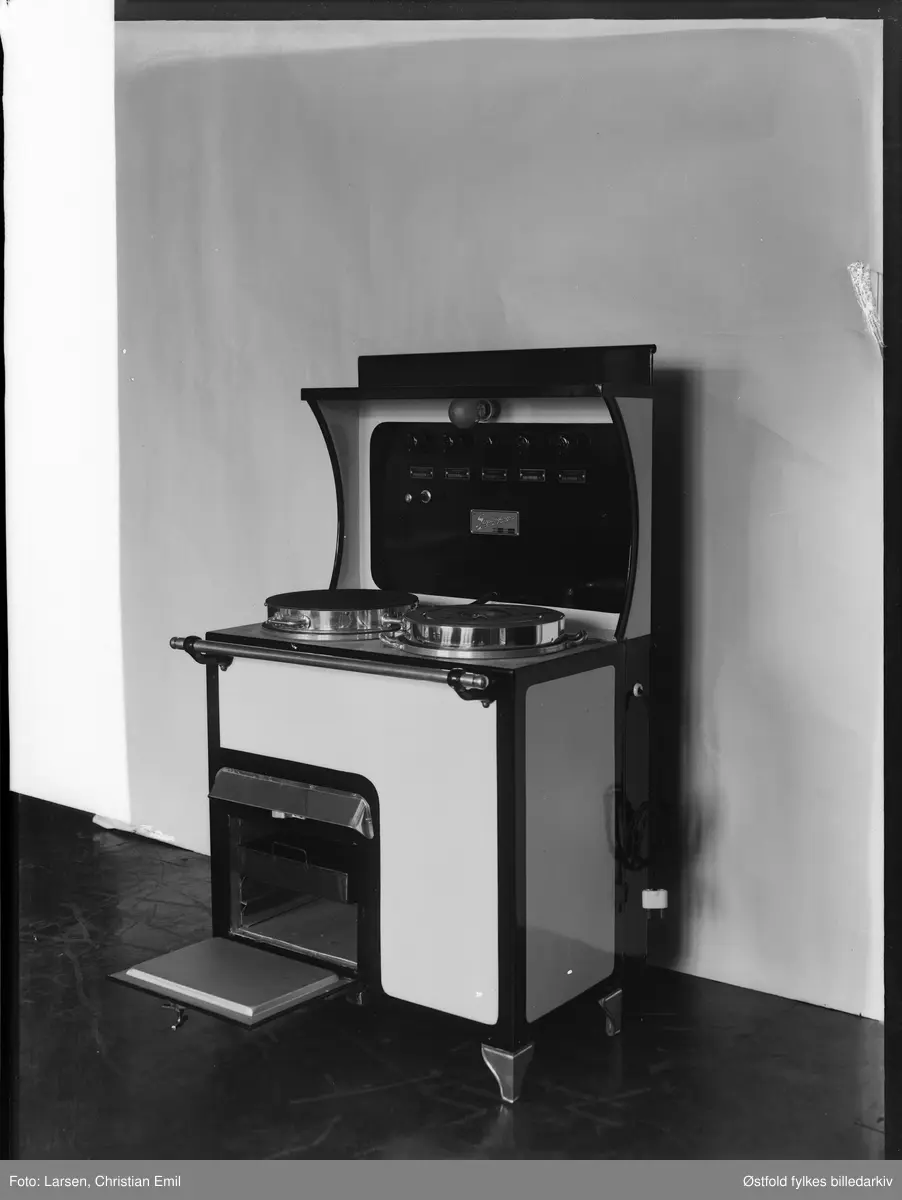 Sarpsborgkomfyren. Komfyr med magasin.  Reklamefoto.