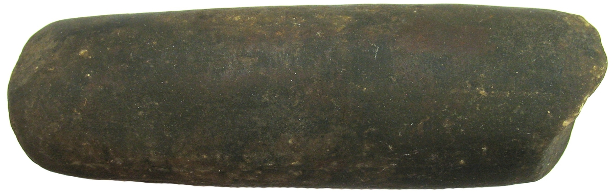 11 204. Från Partille. 

Diverse stenföremål, 1 st. Yxliknande. L. 13,8 cm.