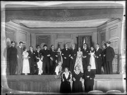 Fra Festiviteten i Sarpsborg,  5 skuespillere på scenen.  Sc