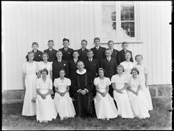 Konfirmanter i Varteig 1940 utenfor Varteig kirke.