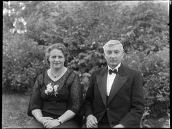 Pyntet ektepar fotografert i hage,  Rakkestad? 1943. Ukjente