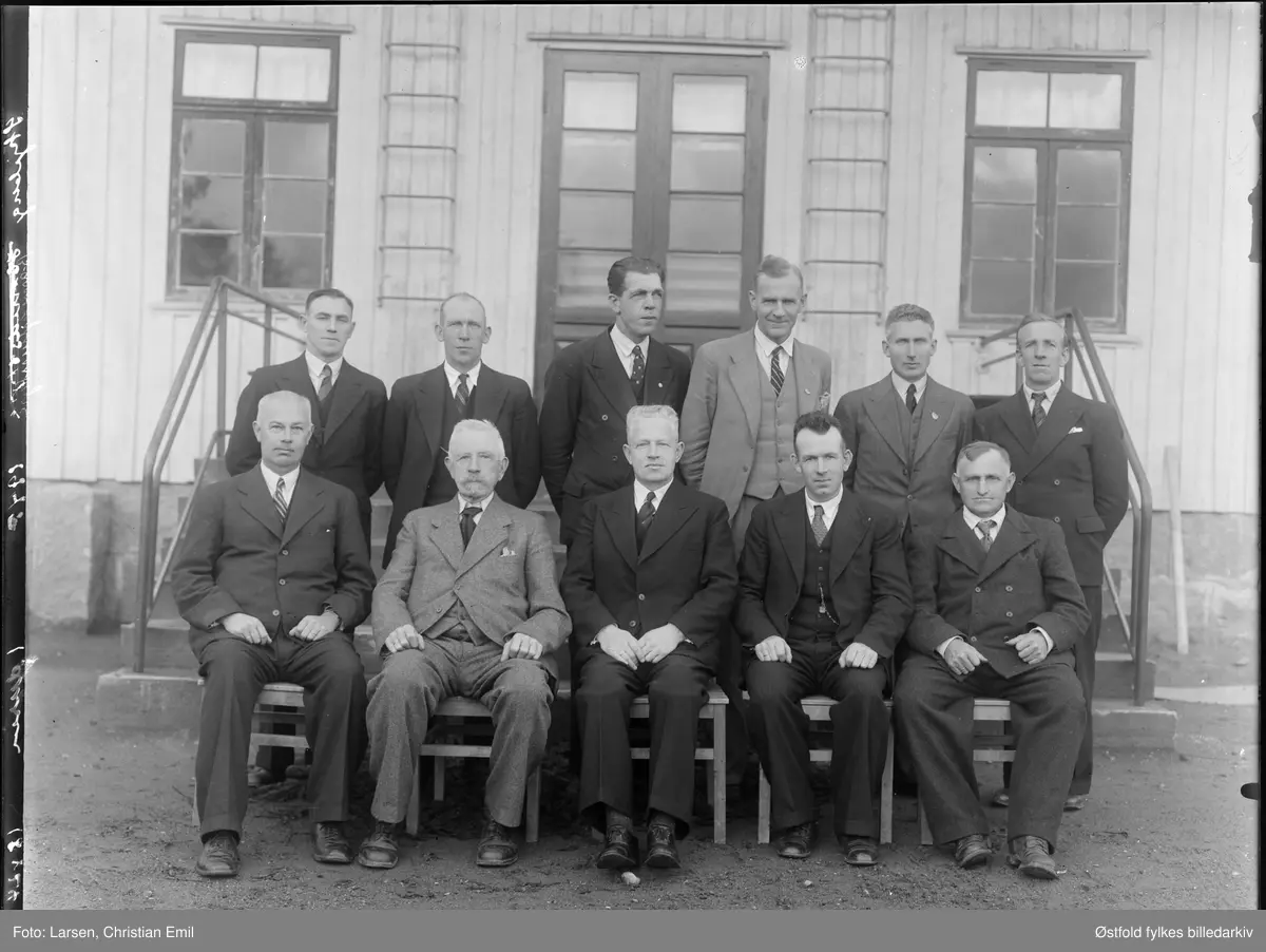 Skjeberg barnehjemsstyre, 1945. Ukjent bygning og ukjente personer.