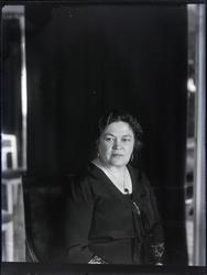 Portrett av Ingrid Kolstad f. Mathiesen,  født 1879. Gift me