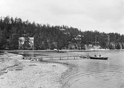 Svartebukta, Lysakerfjorden i Bærum. 

Den hvite villaen t