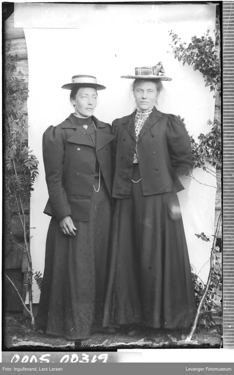 Portrett av to kvinner med stråhatter.
