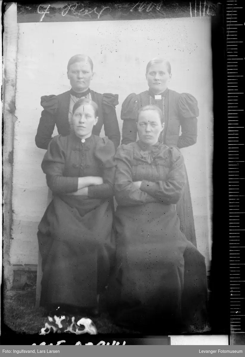 Gruppebilde av fire kvinner.