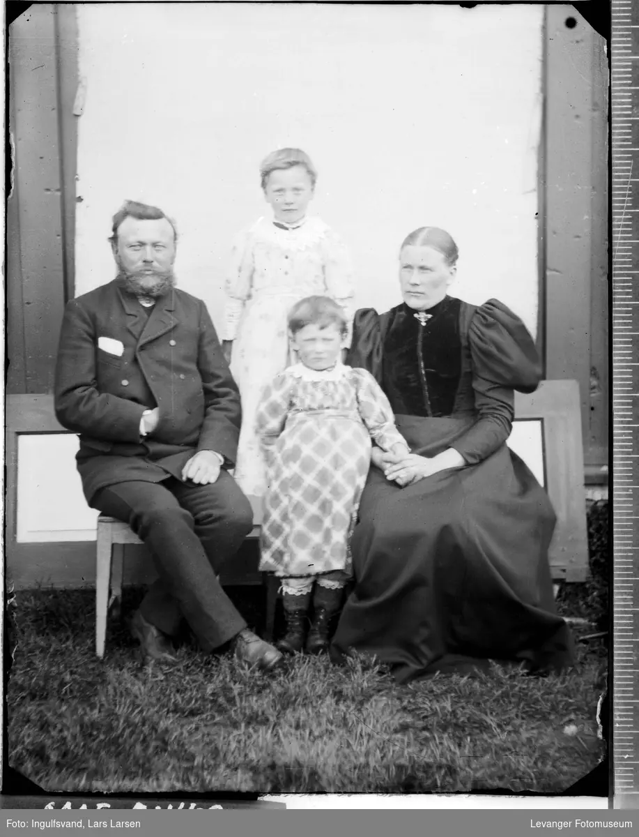 Portrett av en mann, kvinne og to barn.