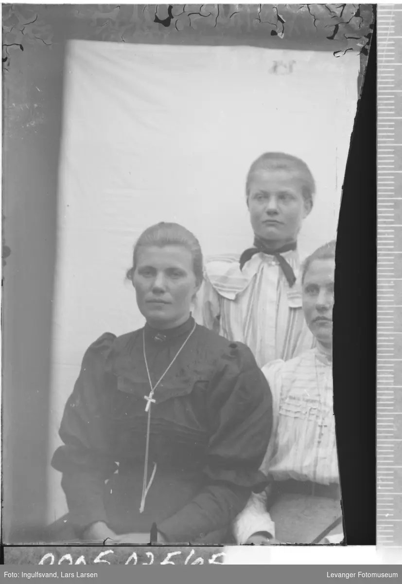 Gruppebilde av tre søstre.