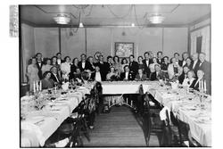 Brudeparet Snekvik med bryllupsgjester