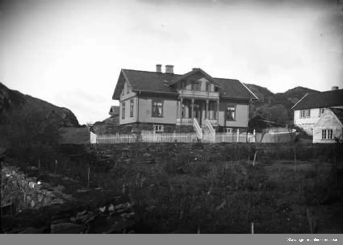 Lauritz og Inga Haalands villa i Ydstebøhavn på Kvitsøy. Ekteparet flyttet inn i villaen i 1889 (jmf. Statsarkivet). 