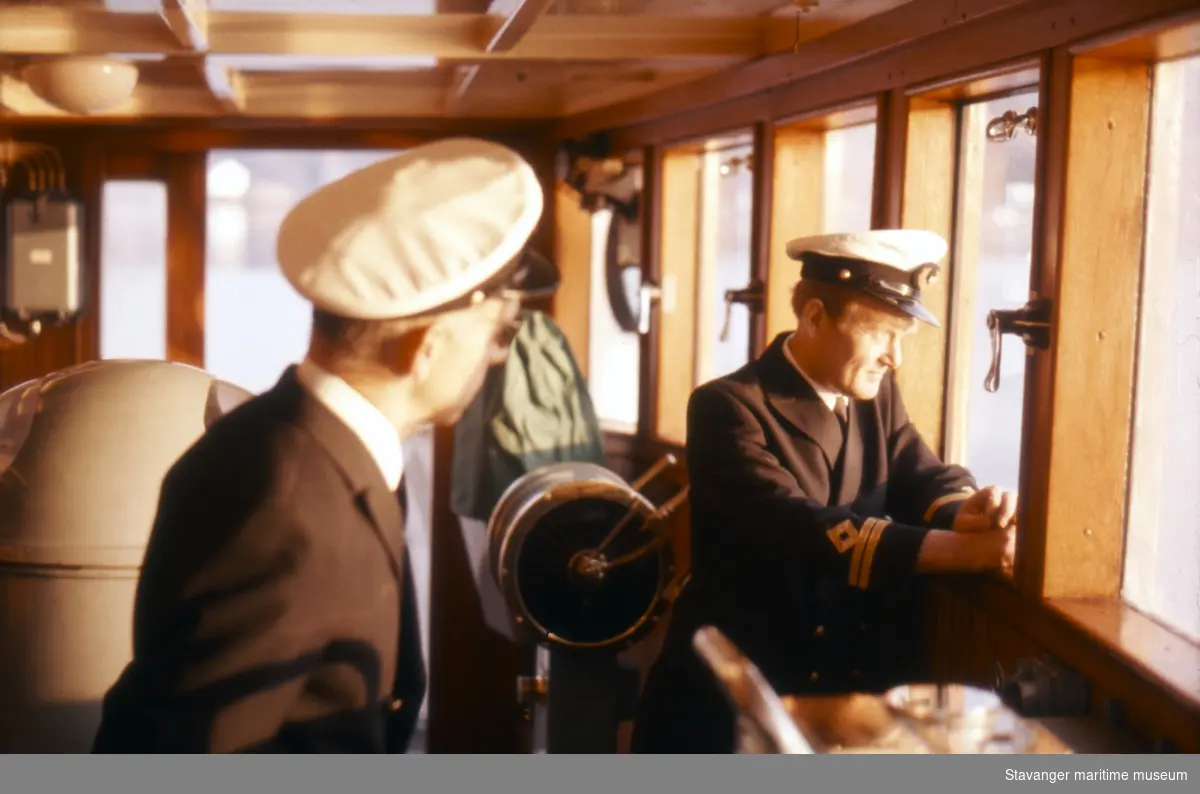 Kaptein Ueland og styrmannen, antageligvis i styrhuset ombord på MS "Sandnes".