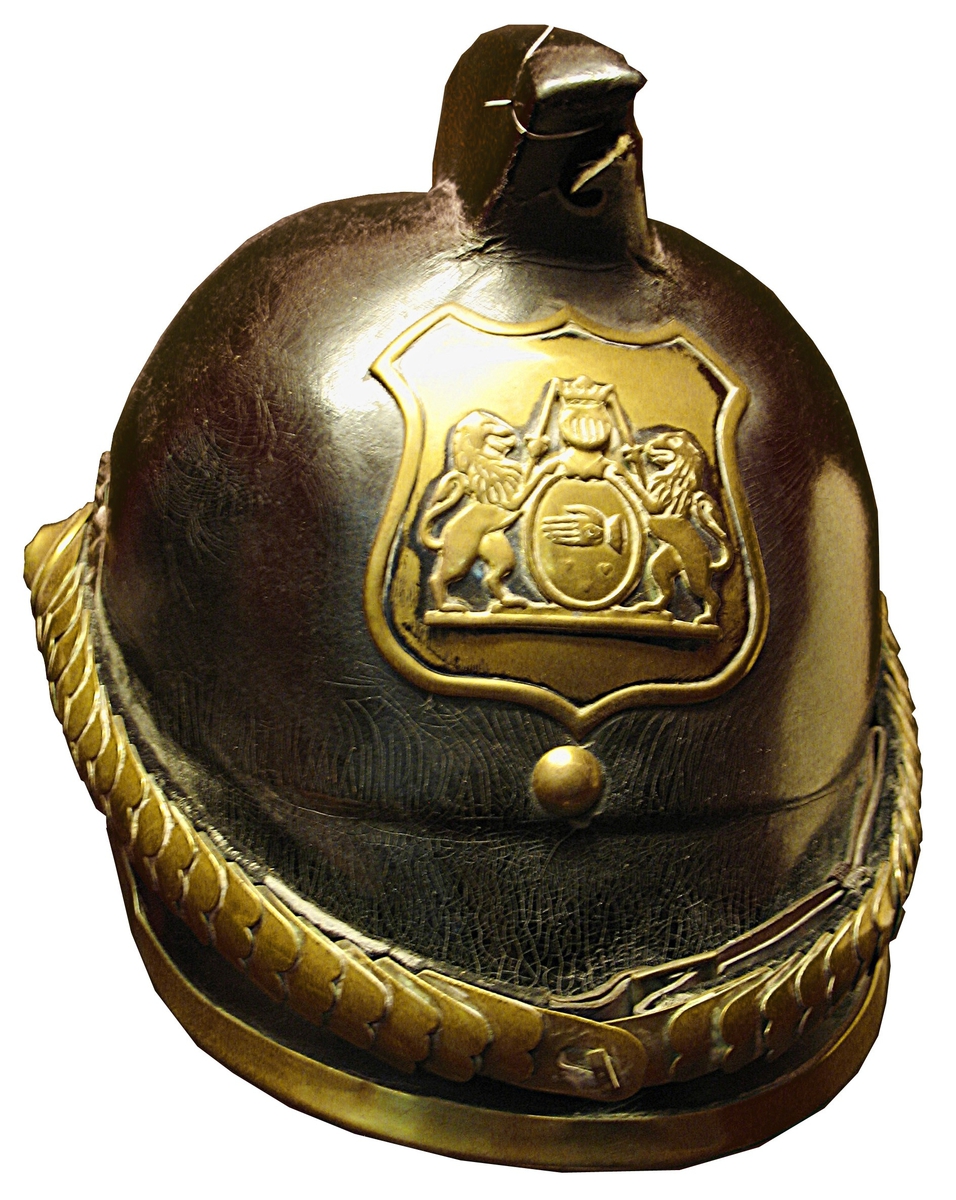 Emblem med lejon i gulmetall.

Poliskask från Danmark 1800-tal