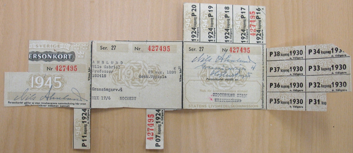 Personkorten avser gåvopaketsändningar.
Ransoneringskorten för livsmedel.

2 st personkort
3 st ransoneringskort för fam.Ahnlund 1945-1950