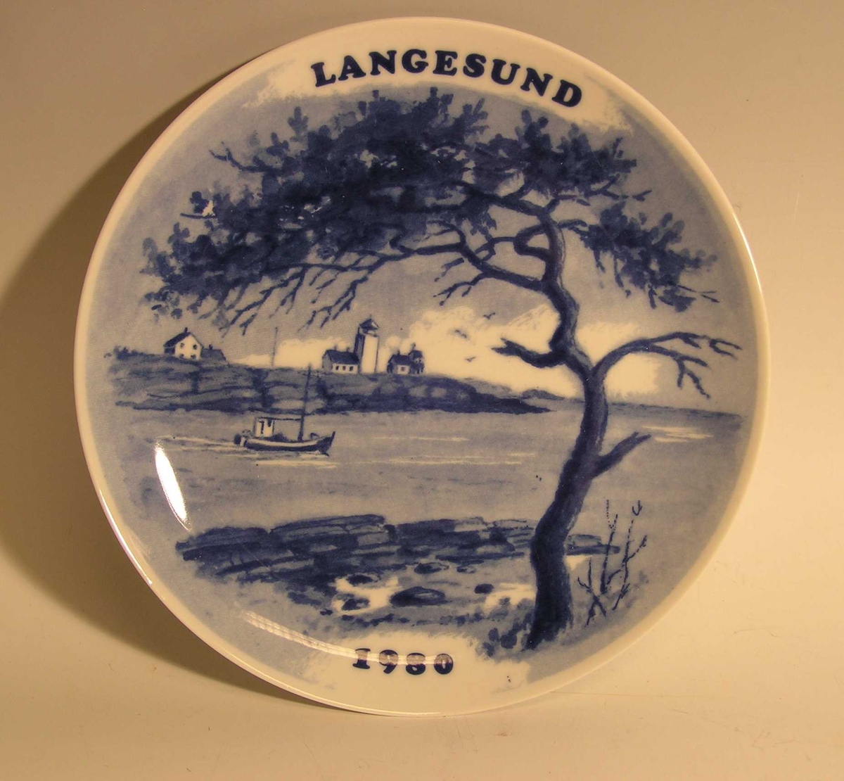 "Innseiling til Langesund". Langøya fyr og fiskeskute.