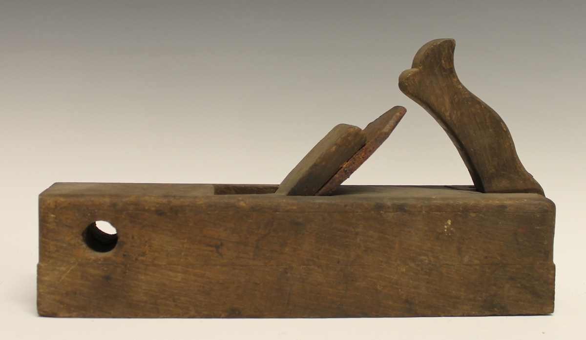 Form: Vanlig høvel med et firkantet spor under.Skjærebredde 1 3/4". Kile, jern og skaft. Til å høvle fjær i panel.