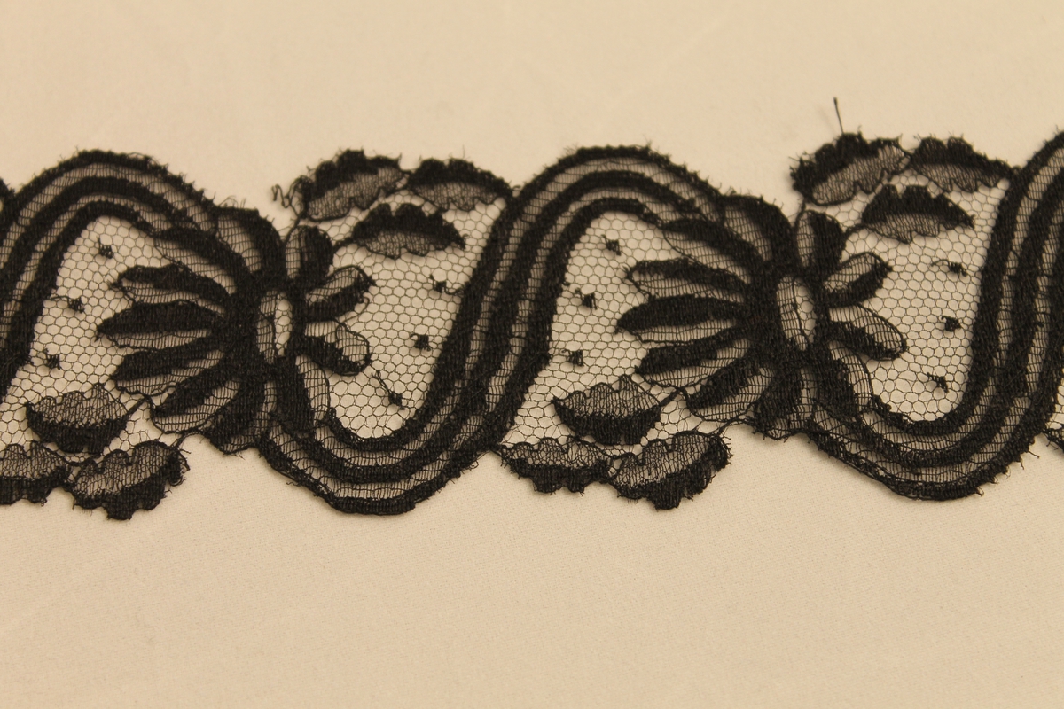 Blomst, blader og liggende s-er.