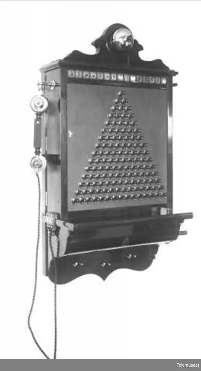 Telefonsentral, magneto pyramideveksler med knapper, for vegg, 15 d.lj. Elektrisk Bureau.