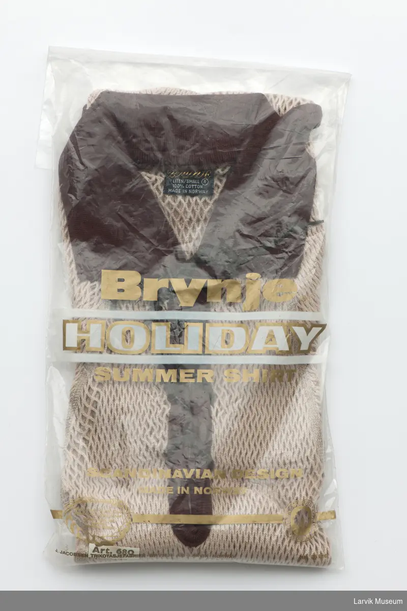 T-shirt med brun krave str. liten/small, i en plastpose