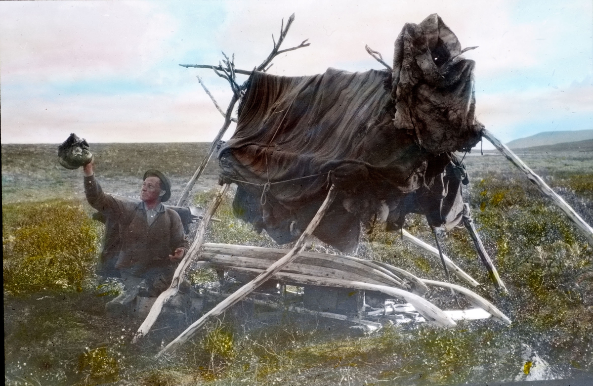 Fra foredragsrekken "Landmålerlivet i Finnmark"  v/Axel Printz:Sommerstabbur,assistent Madsen holder reinvom med tørrmelk. ( T-7 Kautokeino 1923 ).