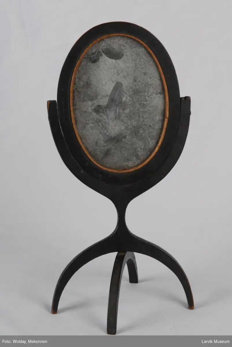 Form: Ovalt speil i ramme som er feste til et buet stativ på hver side.
Både bordspeil og håndspeil med støtteben som kan klappes inn.