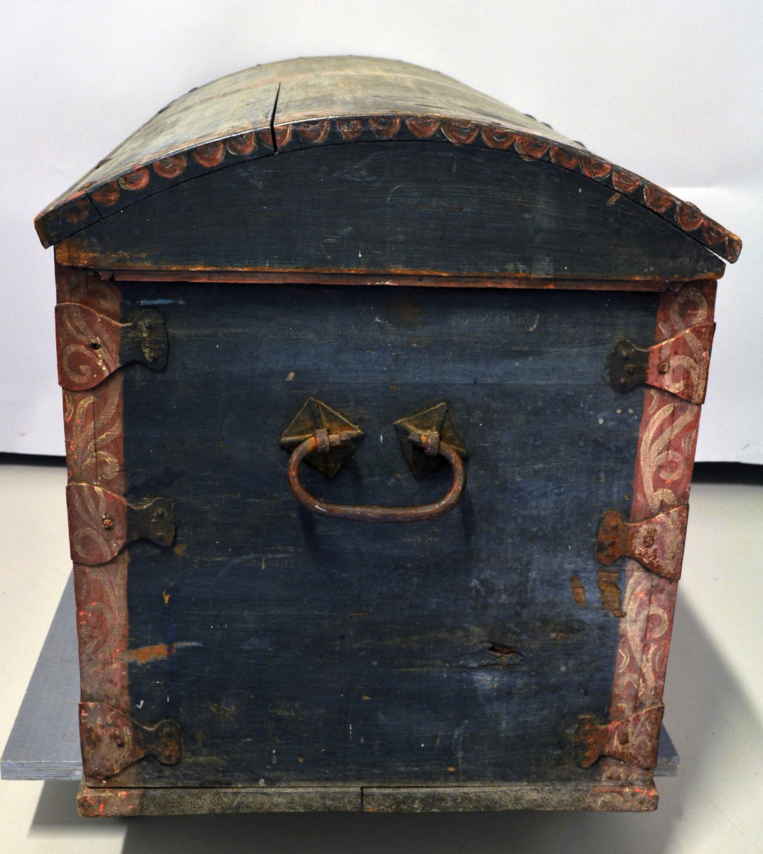 Fra protokollen: 1 rosemalt kiste med aarstal 1770. Indvendig uthuggete og graverte jernbeslag med underlagt rødt töi.
(Rød filt, eller vadmel)