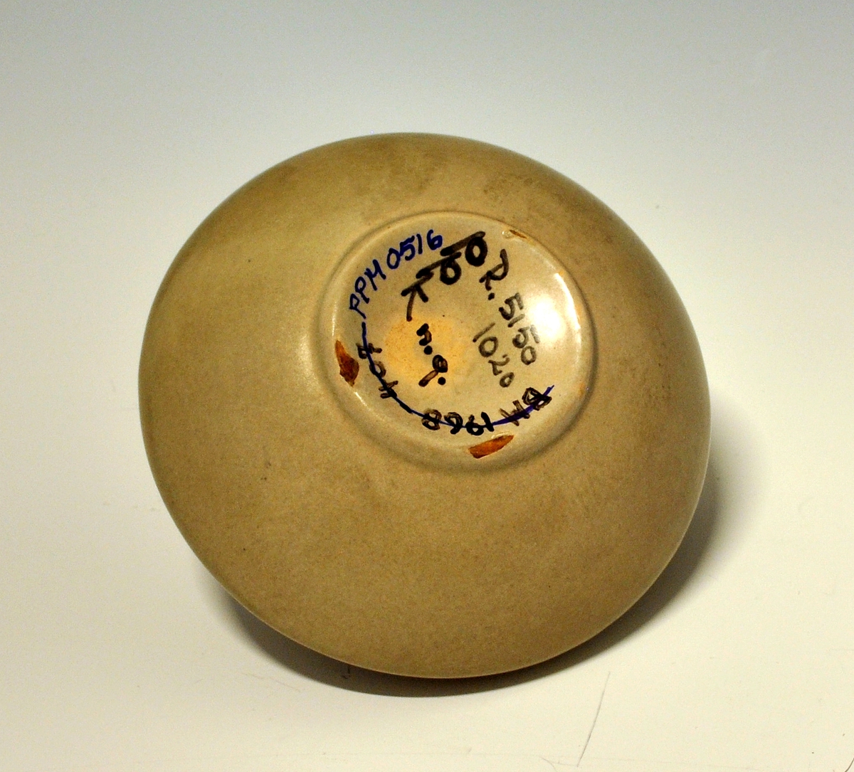 Liten krukke av "keramikk". Kittfarget glasur.